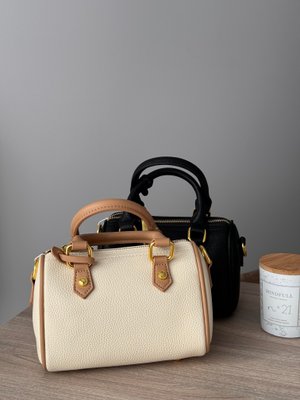 Жіноча сумка округлої форми з довгим ремінцем бежева H117 фото