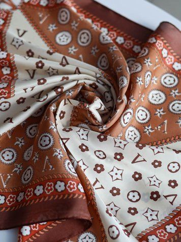 Жіноча атласна хустка у стилі LV монограмним принтом 70*70 см, 3 молоко+коричн 301-107 фото