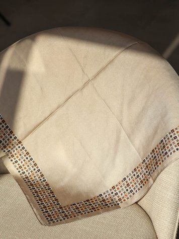 Жіноча атласна хустка з абстрактним кантом 70*70 см, бежевий 301-108 фото